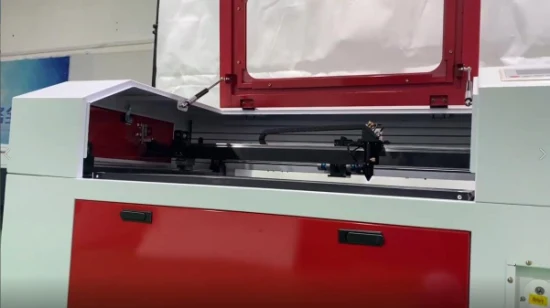 Machine de gravure laser avec dispositif rotatif auxiliaire, graveur laser